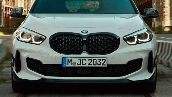 Przedni splitter M Performance w błyszczącym kolorze czarnym.