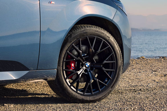 20-calowa obręcz koła ze stopów lekkich M Performance Y Spoke 911 M w matowym kolorze Jet Black.